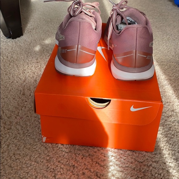 Women’s Nike - Picture 4 of 10